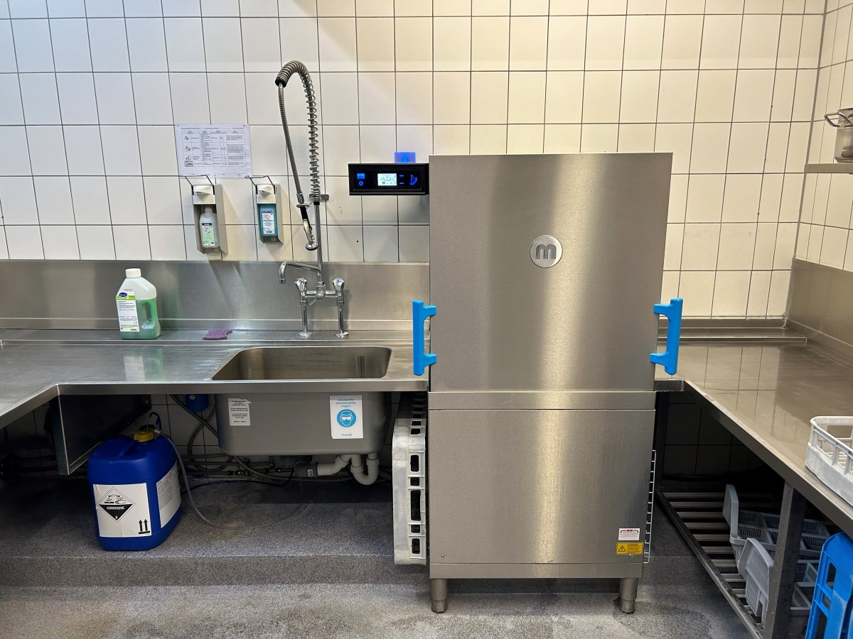 Edelstahl-Arbeitsbereich – Referenzprojekt MM Großküchentechnik in Schwerin und Umgebung (Bild 2)